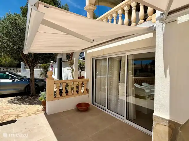 Location de Vacances Espagne, Costa Blanca, Benitachell, villa - Les Fonts Benitachell, Alicante Terrasses devant la maison avec jardin, chambre et douche/WC.