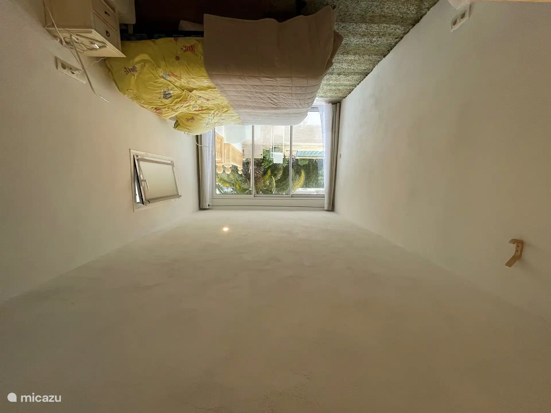 Doppelbett im Gartenzimmer mit Wasch- und Duschmöglichkeit.  Klimaanlage vorhanden 