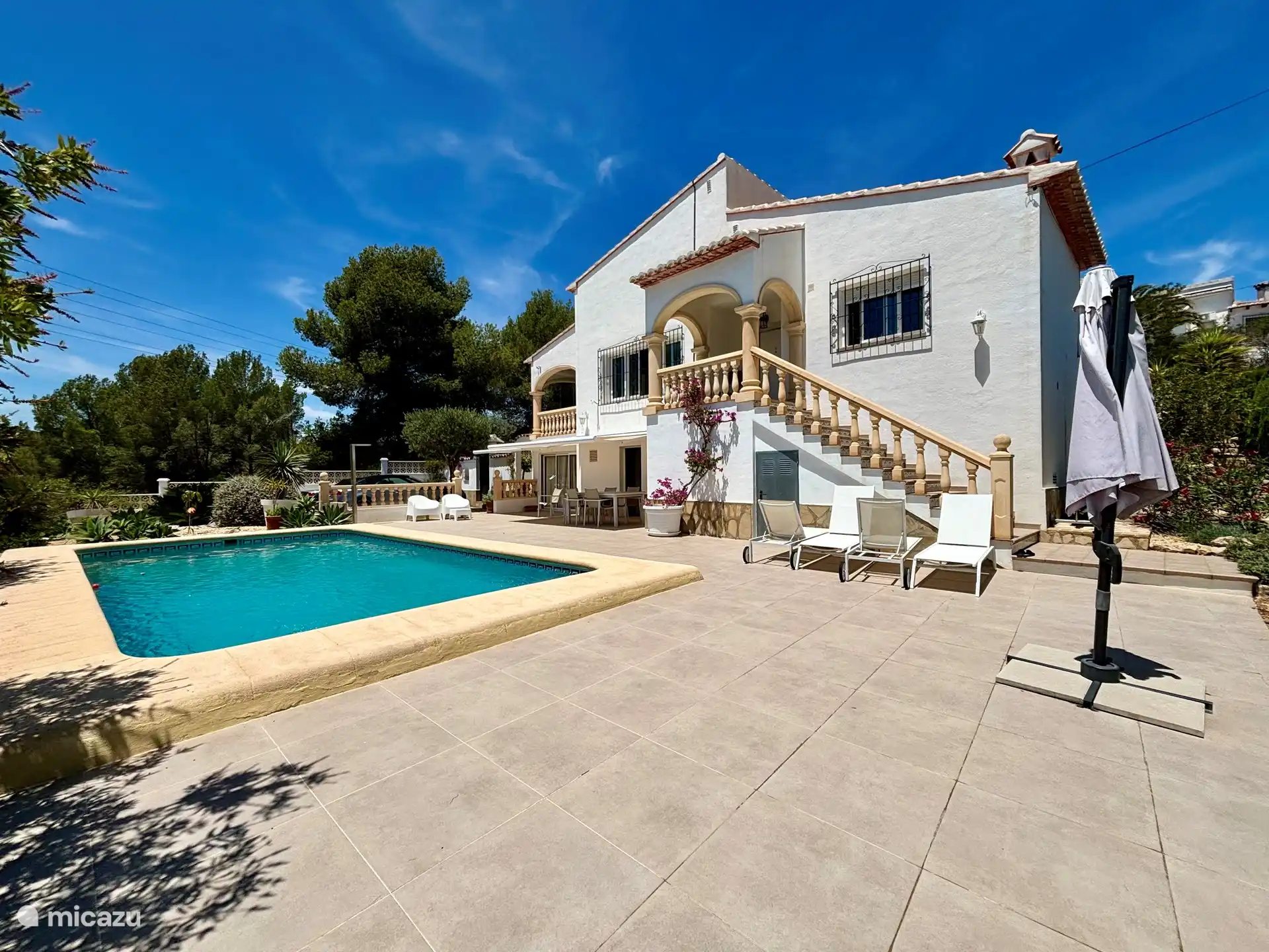 Front mit Swimmingpool und Außendusche