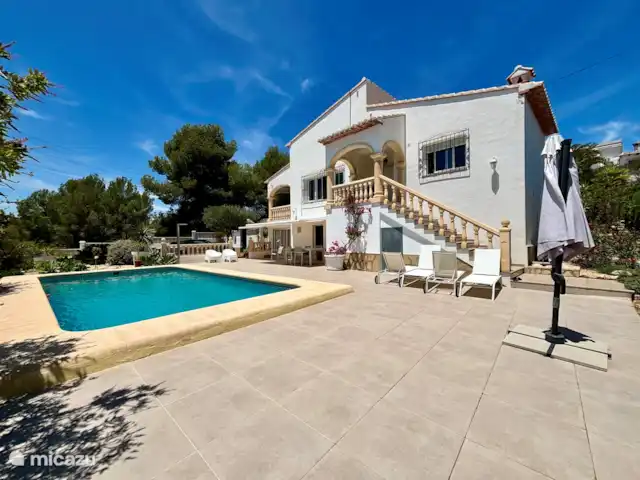 Location de Vacances Espagne, Costa Blanca, Benitachell, villa - Les Fonts Benitachell, Alicante Façade avec piscine et douche extérieure