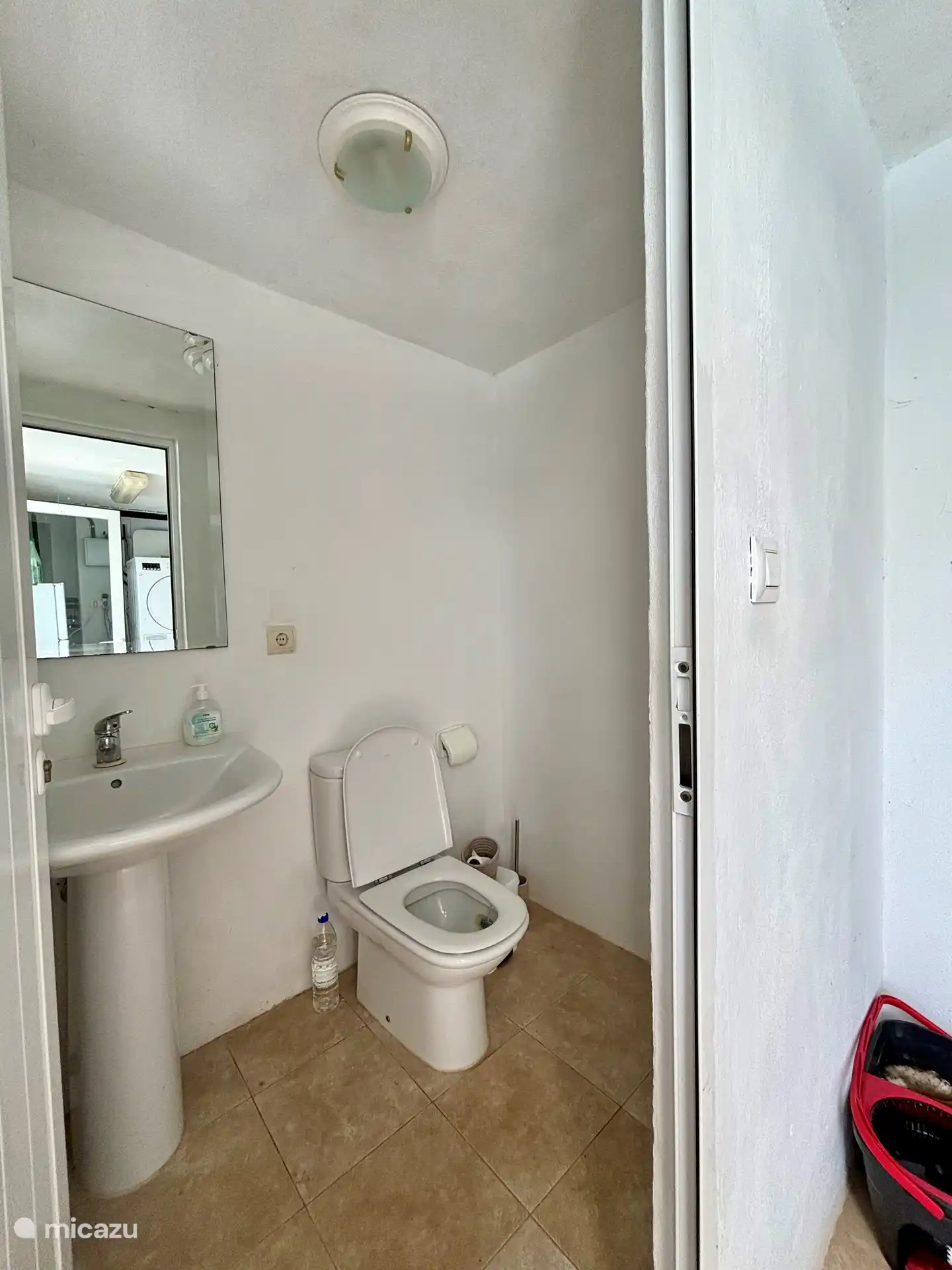 Zusätzliche Toilette im Abstellraum unter dem Haus