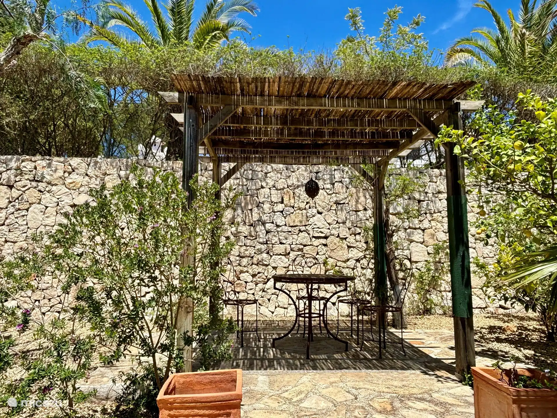 6-Personen-Tisch mit Stühlen unter Markise mit Licht- und Stromanschluss