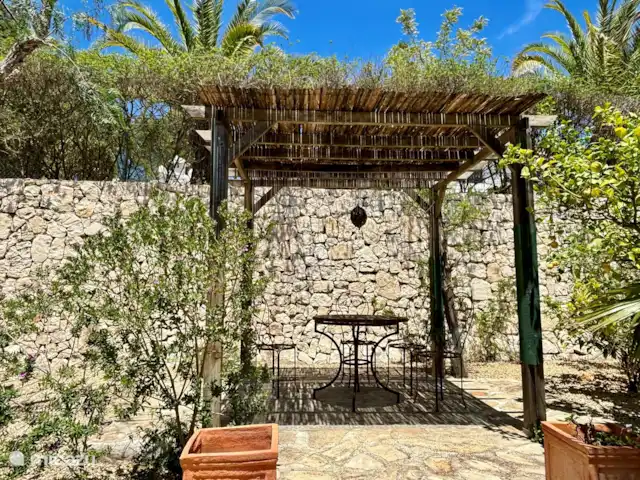 Location de Vacances Espagne, Costa Blanca, Benitachell, villa - Les Fonts Benitachell, Alicante Table pour 6 personnes avec chaises sous auvent avec lumière et connexion électrique
