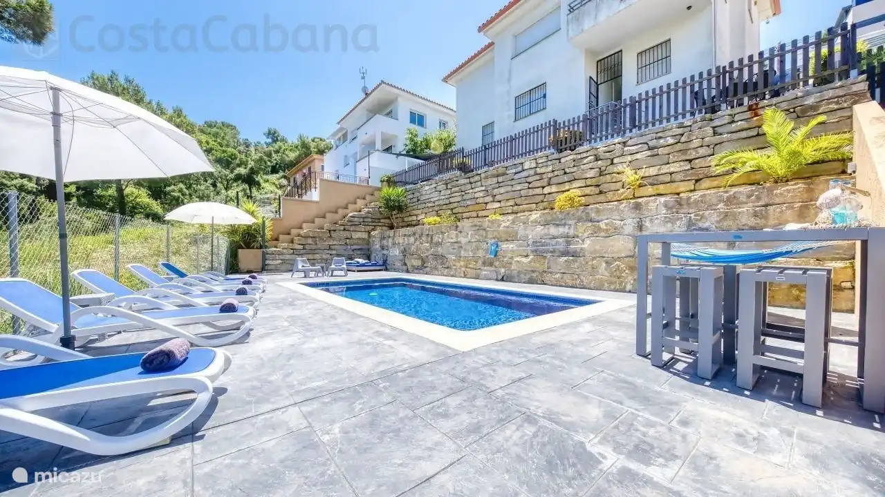 alrededor de la piscina