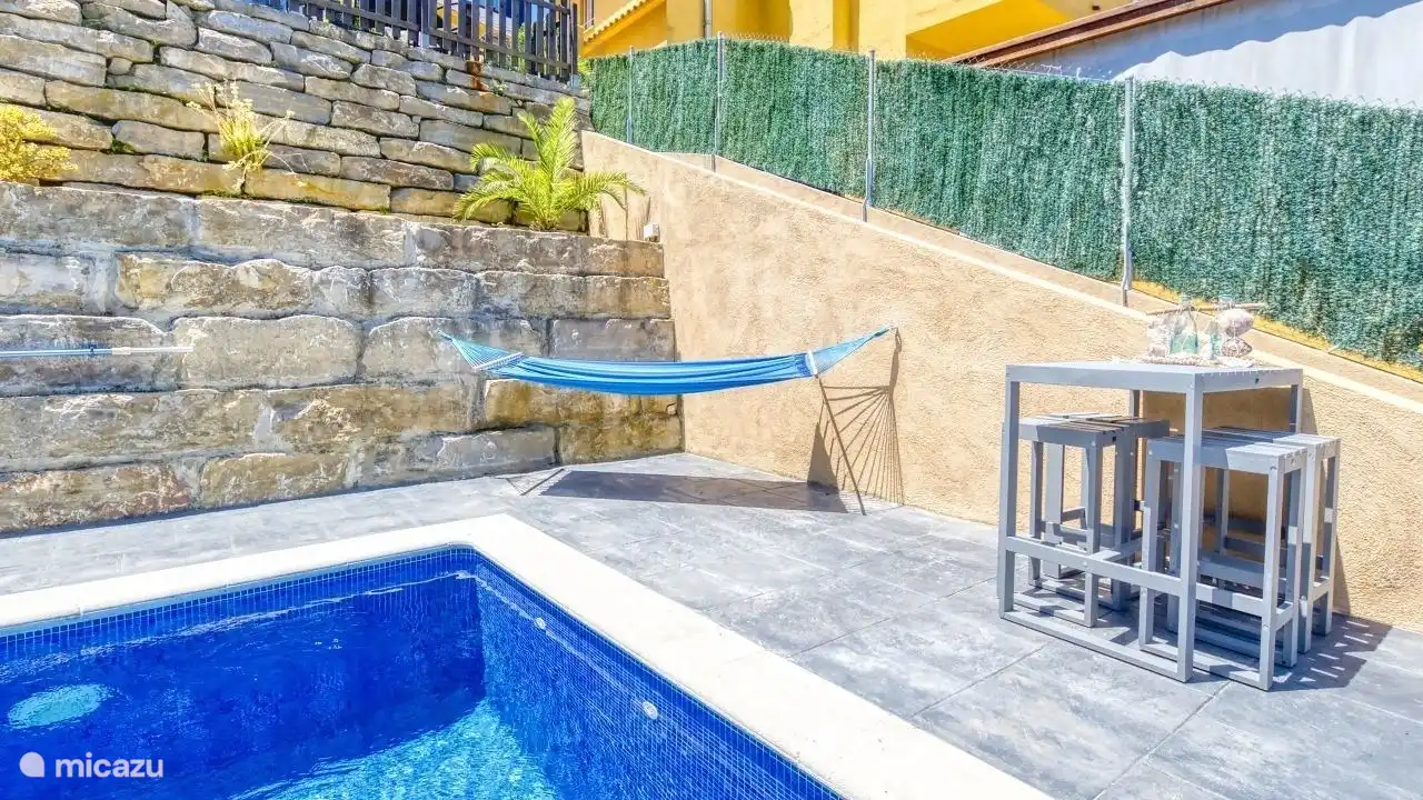 alrededor de la piscina