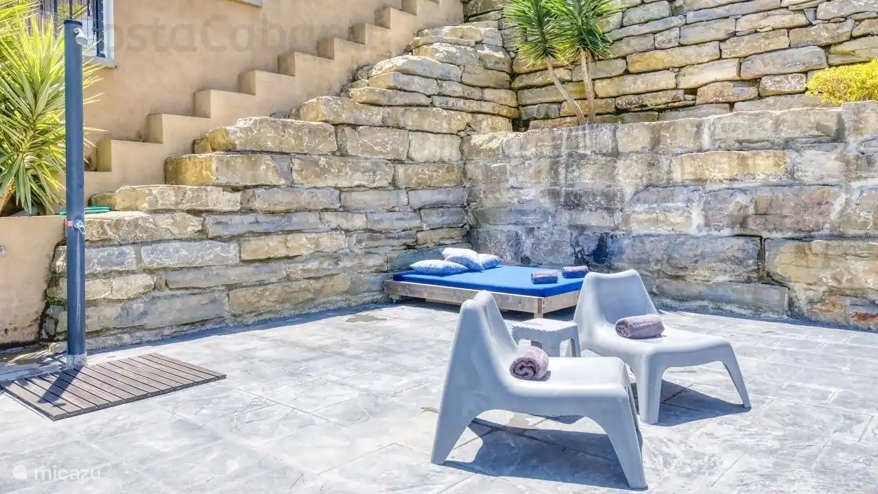 ducha exterior y tumbona