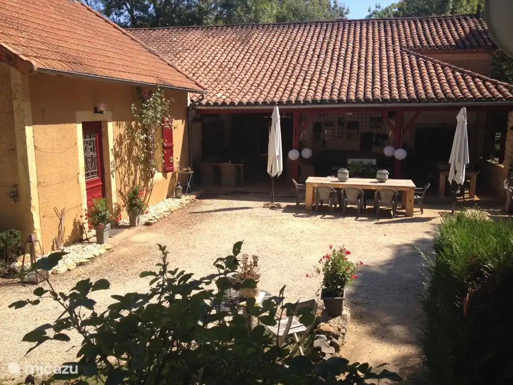 Domaine du Bouysset, 15 ha, un gîte, un manoir/château, table d'hôtes, terrasse, piscine, pétanque, golf, randonnées, détente
