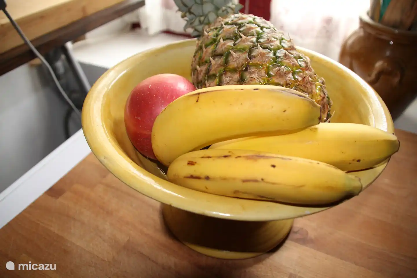 La cuisine est entièrement équipée (four, lave-vaisselle, réfrigérateur avec congélateur et micro-onde)