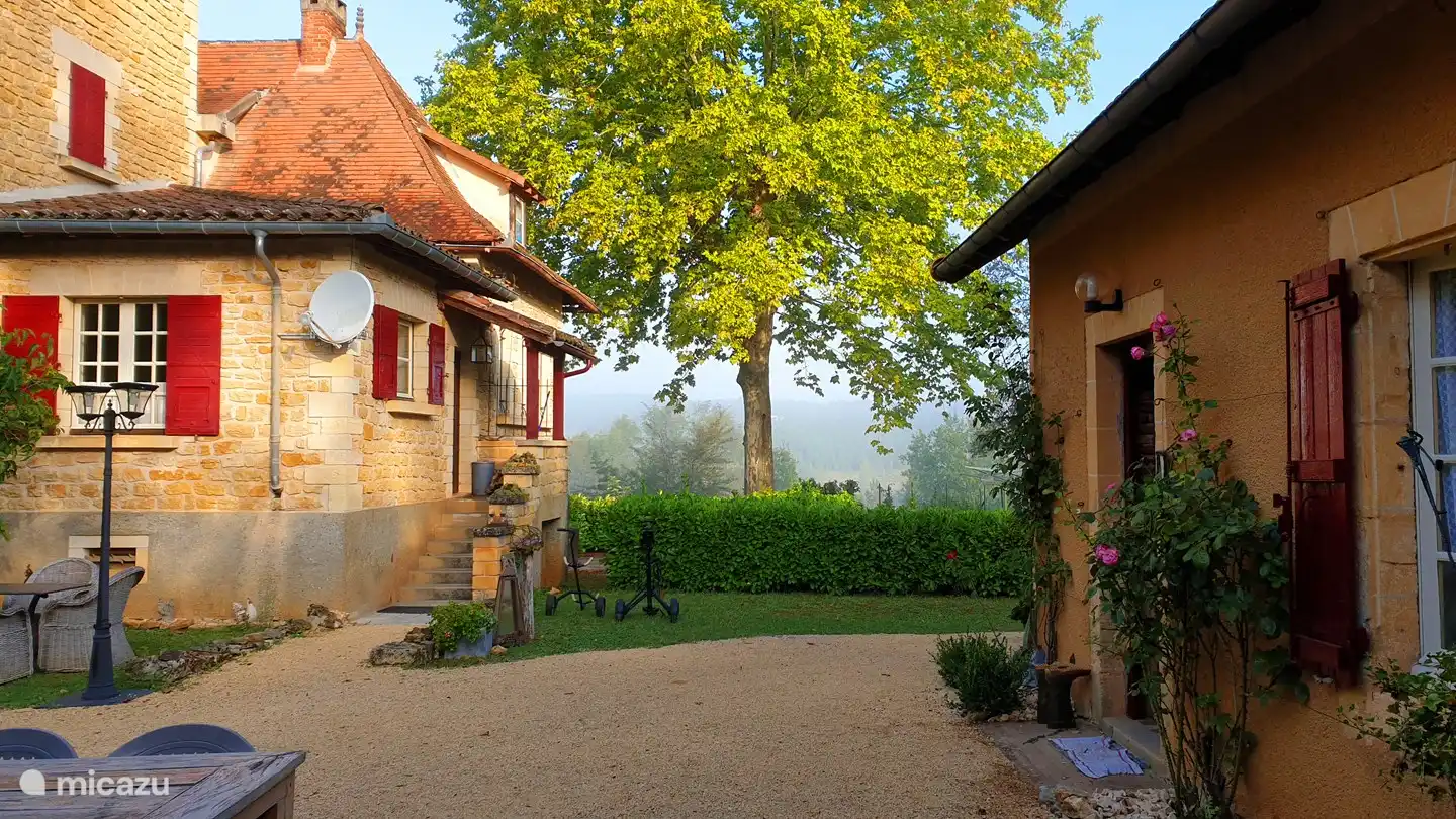 En plus du gîte Belle Fleurie, le château/manoir est loué pendant les mois d'été. Chacun a son propre jardin, mais si vous le souhaitez, vous pouvez découvrir le confort des voisins.