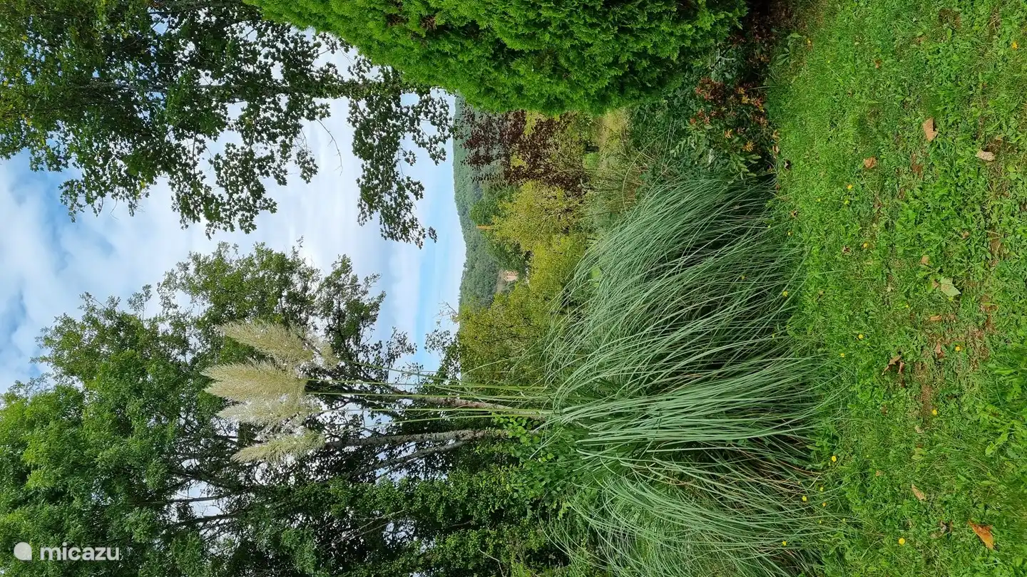 Un jardin privatif avec terrasse et vue sur le village