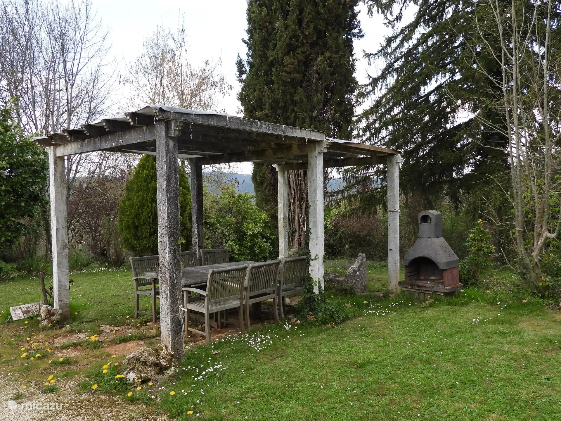Gîte : entrée latérale sur terrasse privée
