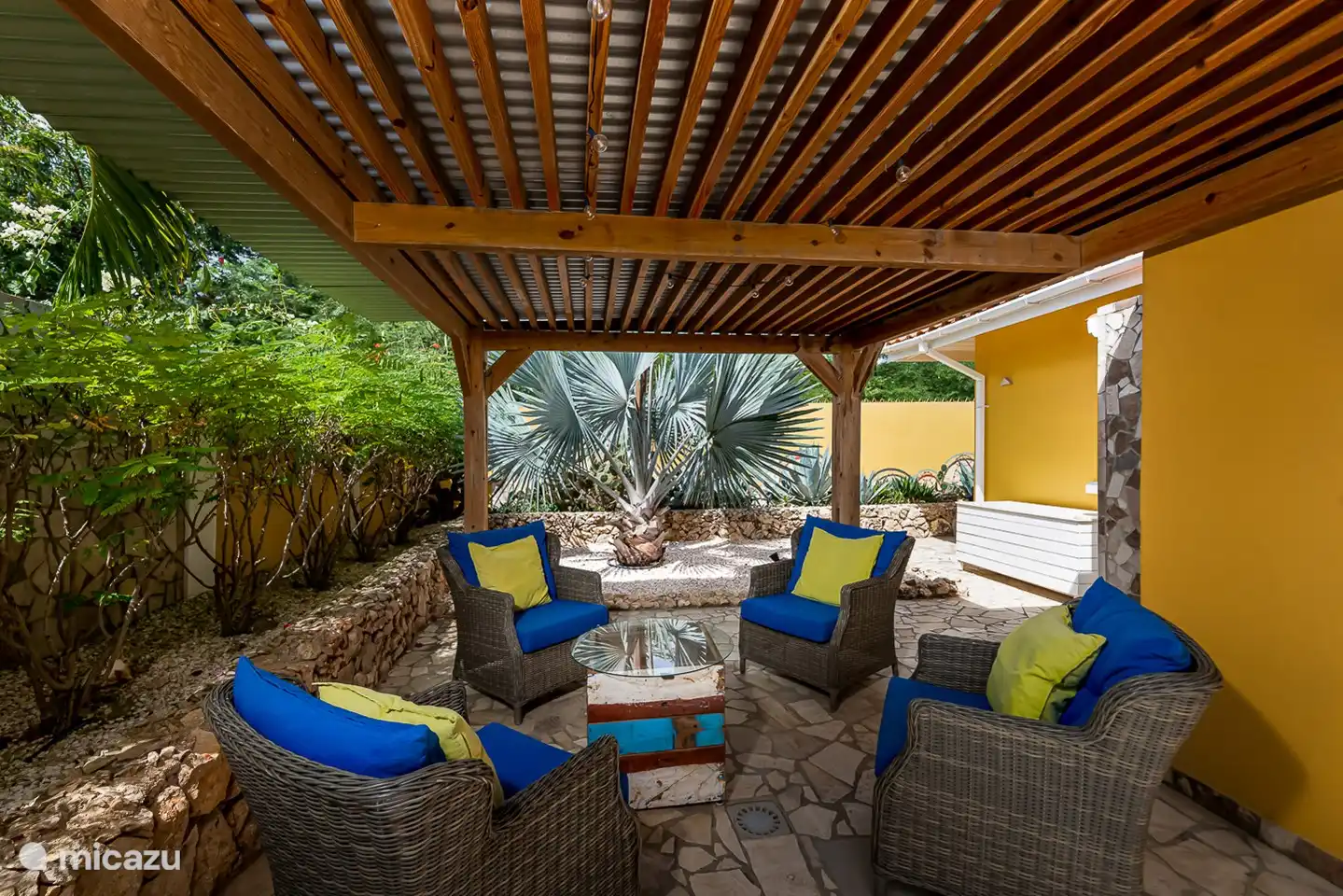 Aan de keukenzijde van de woning bevind zich het tweede overdekte terras waar het heerlijk zitten is in de wind en met zicht op de vele vogels in het omliggende groen