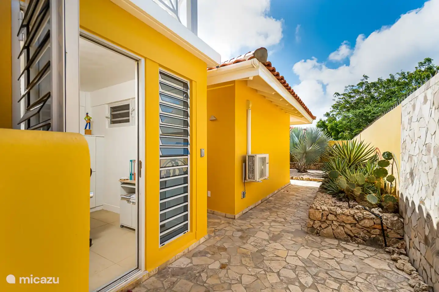 Ingang kantoor vanuit de tuin. Ramen en deur voorzien van shutter ramen.