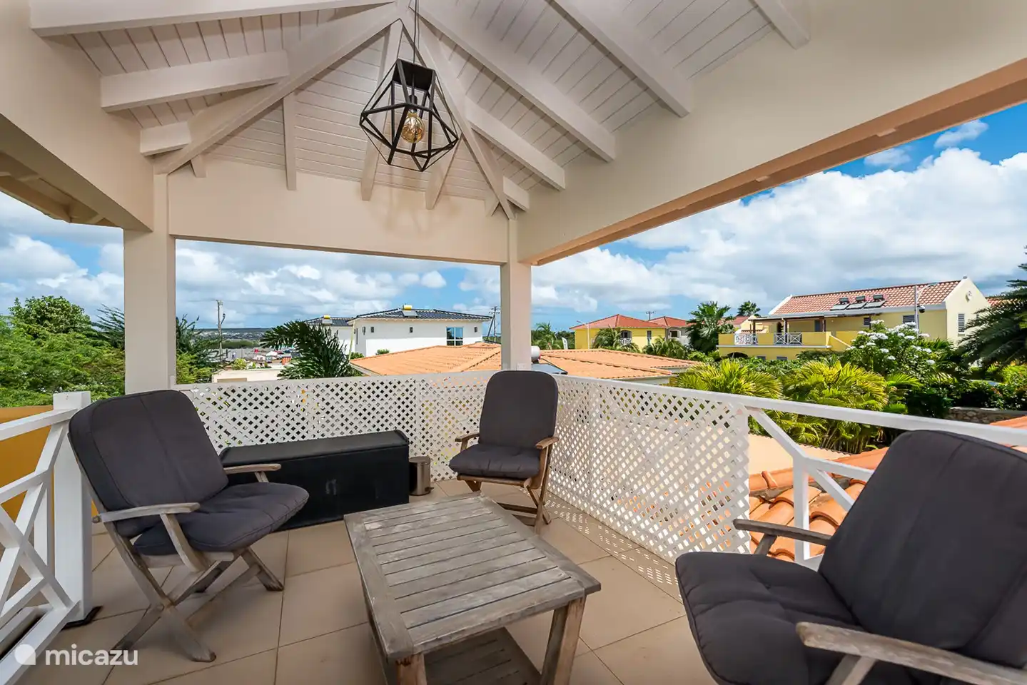 Op de bovenverdieping is een overdekt buitenterras. Hier zit u altijd op de wind met wijd zicht op de groen natuur rondom. U kunt van hieraf zelfs de cruiseschepen zien liggen  in Kralendijk