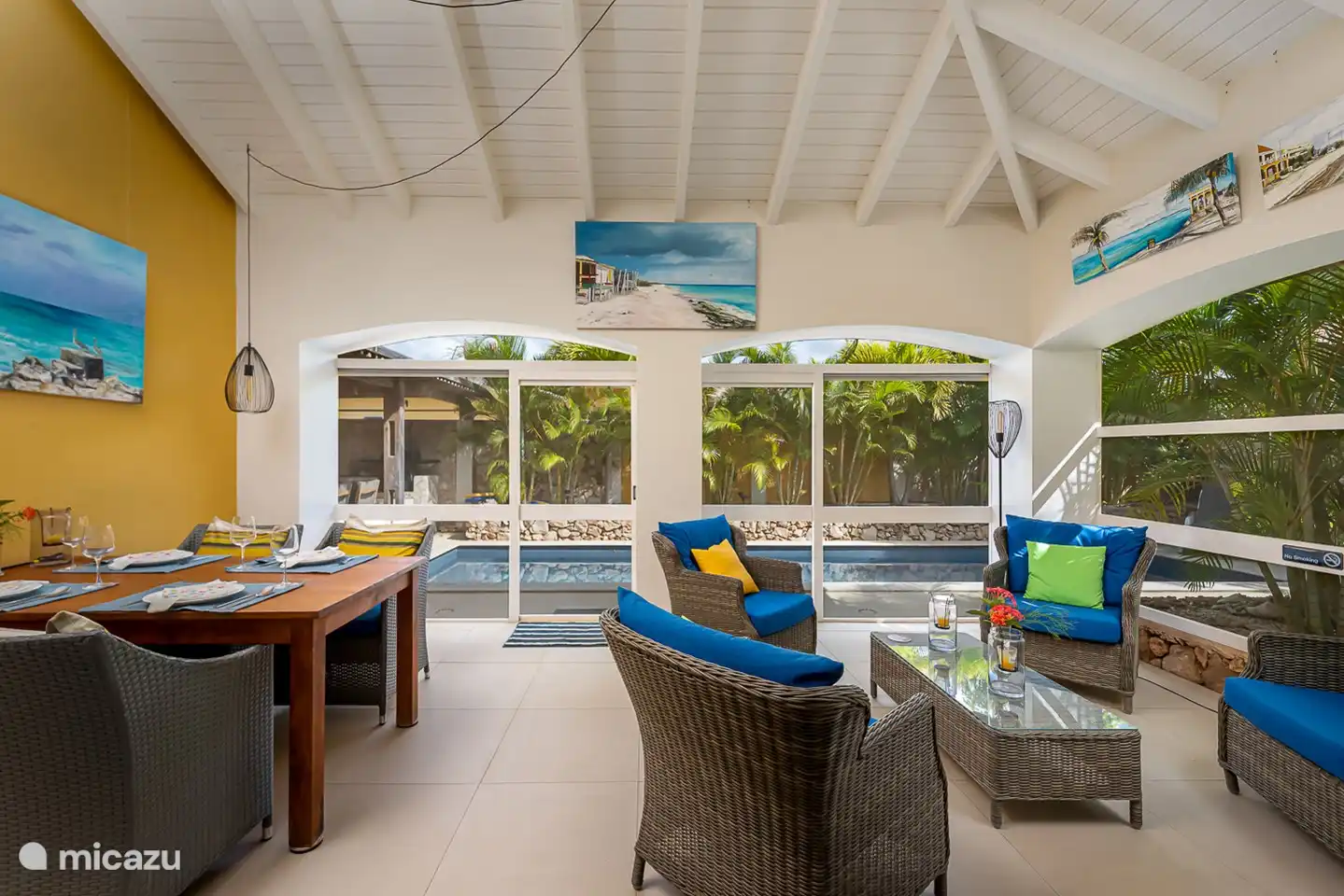 Het overdekte hoofdterras is in 2020 geheel voorzien van muggenhorren met schuifdeuren. U zit dus heerlijk in de wind zonder  hinder van muggen .De landschapschilderijen, van de hand van de eigenaar, geven het een heel bijzondere sfeer. Ook de sfeerverlichting draagt hier aan bij.