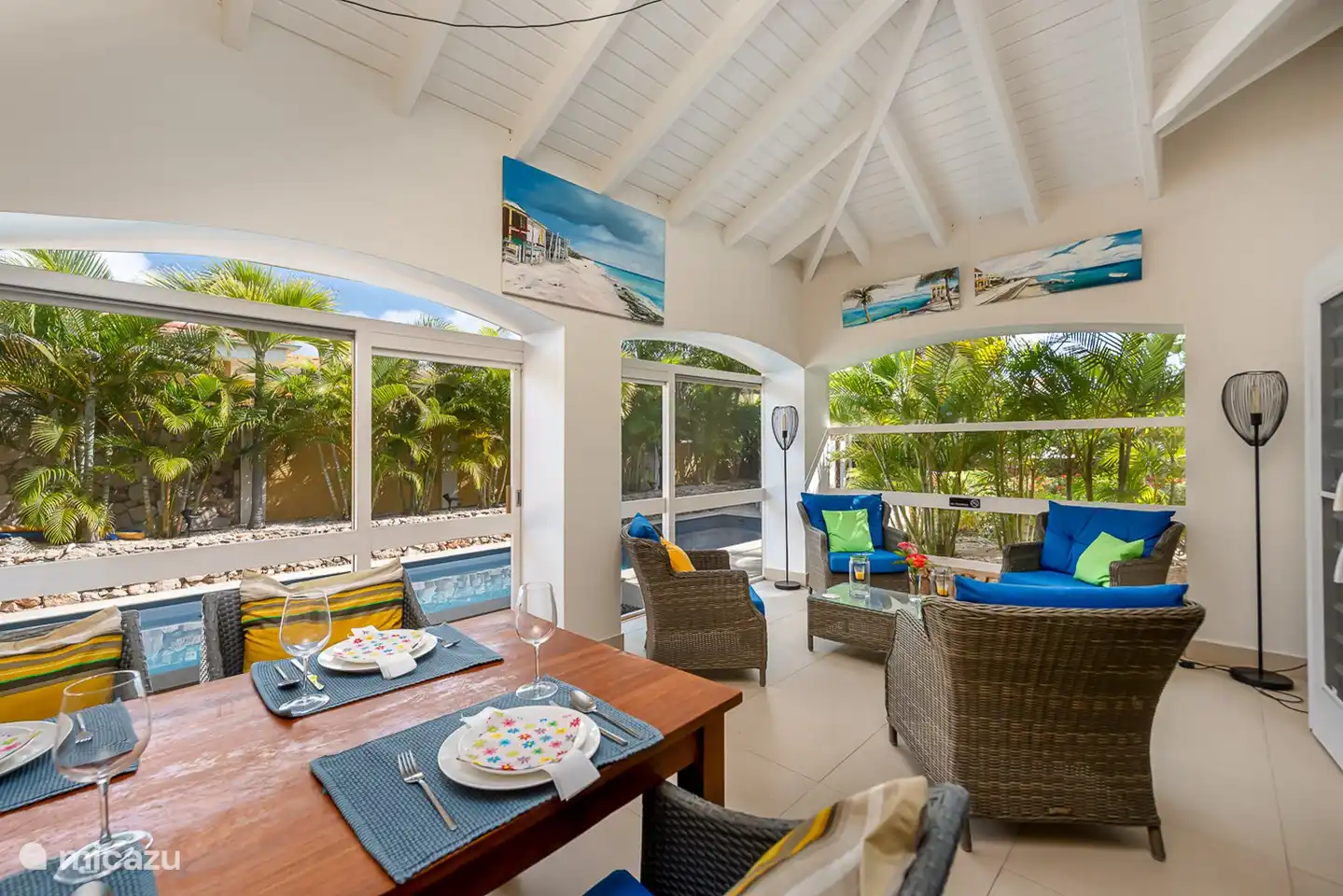 het is heerlijk tafelen aan de teakhouten tafel