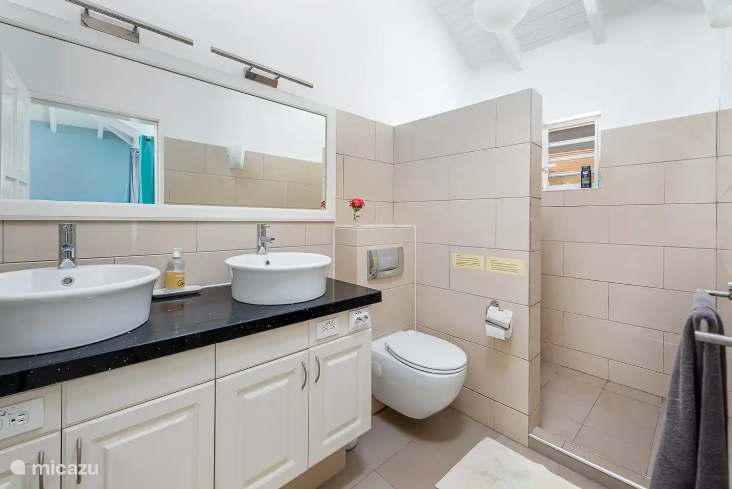 De badkamer van de master bedroom.110 v en 220 v stopkontakten alsmede een haarföhn.