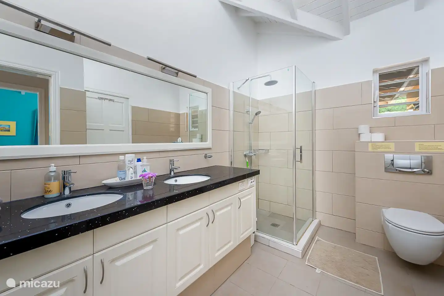 De gasten badkamer met 2de toilet. Beide badkamers zijn voorzien van 110 v en 220 v stopkontakten