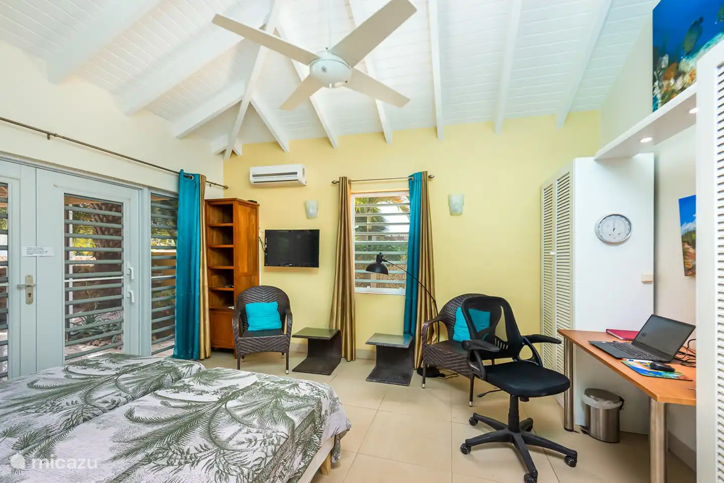 De 3e slaapkamer is ook voorzien van airco. Geruisloze plafondventilator met afstandsbediening .Aparte bureau hoek.