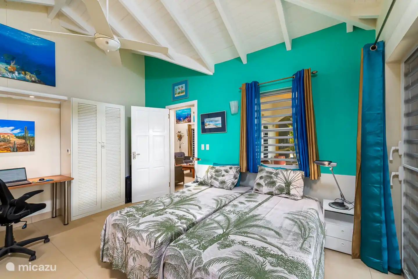 De 3e slaapkamer gezien van de andere kant. Hoog plafond. Twee grote bergkasten. Goede leesverlichting.