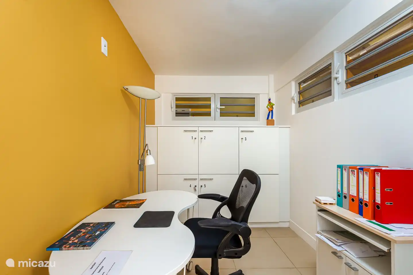 Kantoorruimte van 6 m2. Los staand van de woning voor ongestoord werken aan huis. Verrijdbaar bureau.  Goede beluchting d.m.v. de shutter ramen en deur .Overdag in de schaduw gelegen, in de namiddag op de zon. Eigen internet aansluiting met  wifi