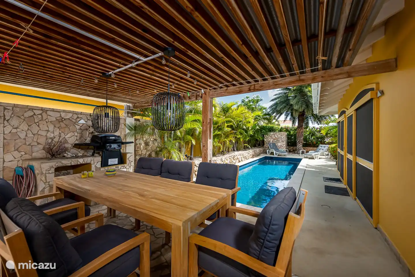 Op het overdekte zwembadterras kunt u s' avonds heerlijk barbecuen op de gas barbecue