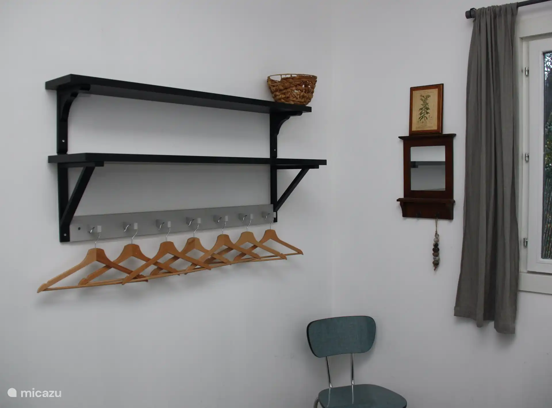 Regale und Kleiderhaken