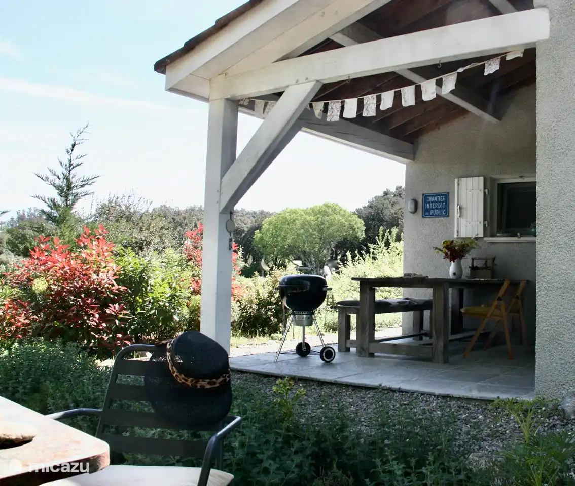 Überdachte Terrasse mit großem Tisch