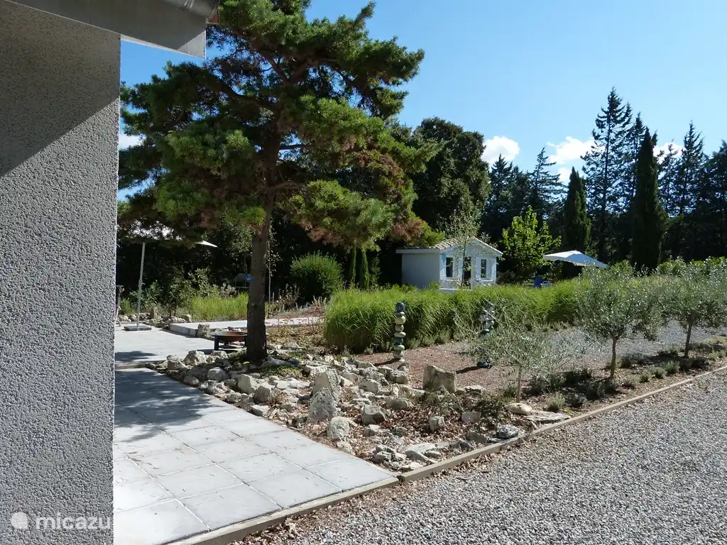 Eindruck vom Garten mit dem Pool im Hintergrund