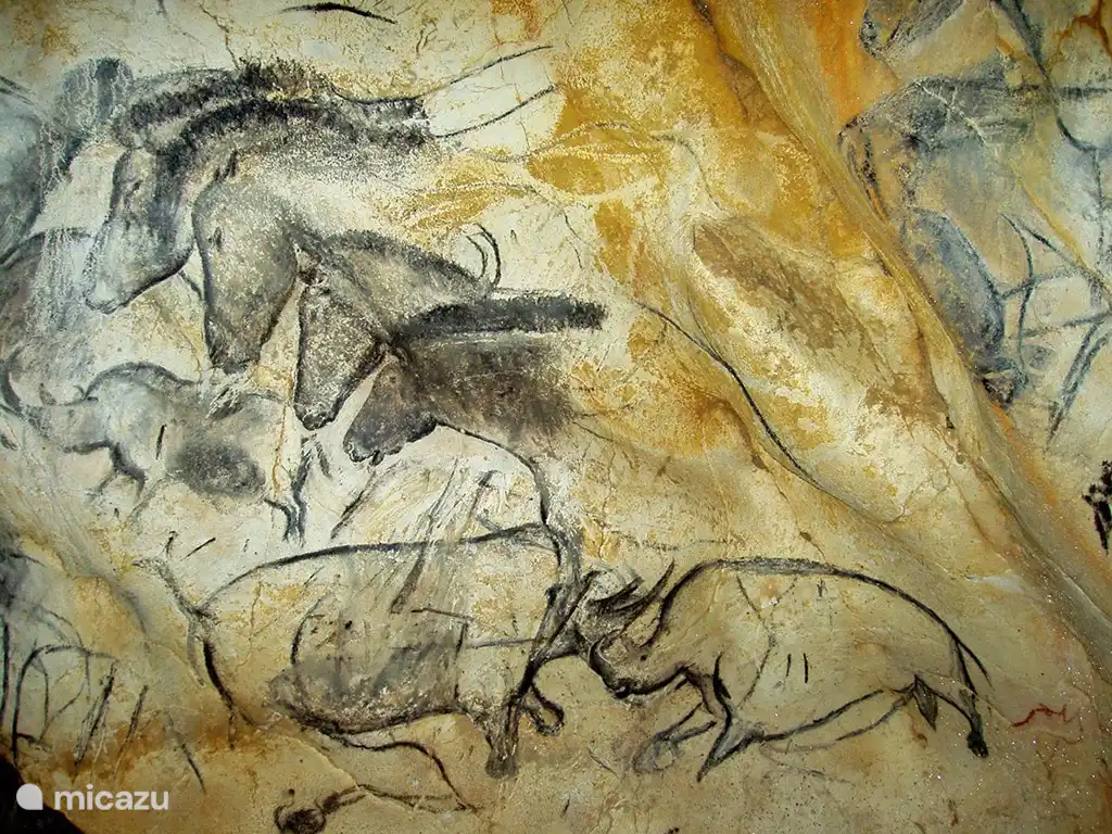Chauvet 2 Nachbildung der Chauvet-Höhle mit wunderschönen prähistorischen Felsmalereien 