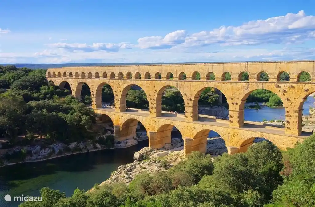 Der Pont du Gard, ein Aquädukt als Teil der Wasserversorgung von Nimes in römischer Zeit.