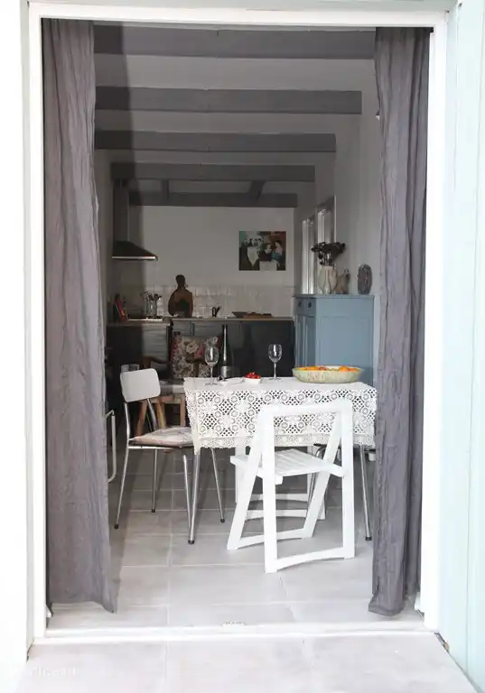 Blick durch die Gartentüren