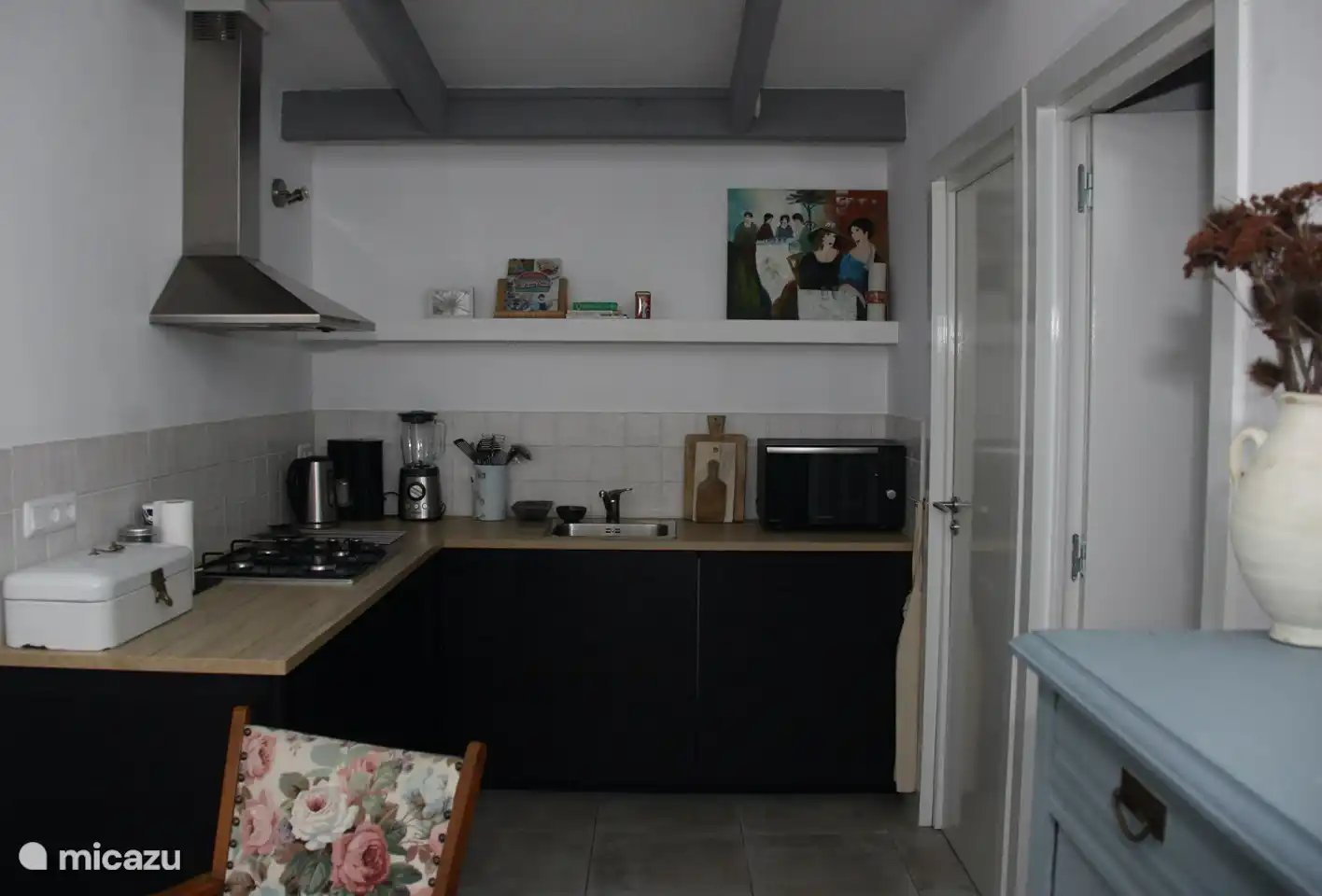 Eckküche mit Geschirrspüler, Kühlschrank, Mikrowelle und 4-Flammen-Gasherd