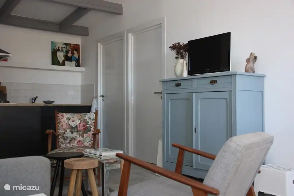 Schrank und Flachbildfernseher