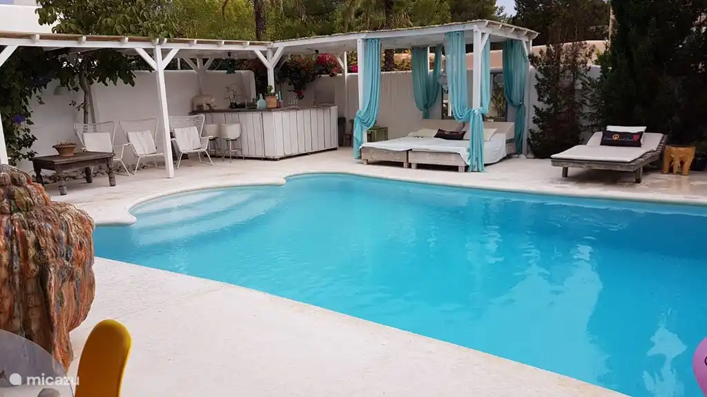 Piscine avec barbecue