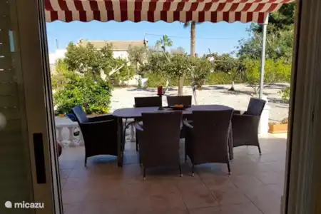 Vakantiehuis Spanje, Costa Blanca, Daya Vieja studio Studio TWENTWEL Terras met gedeelte van de boomgaard