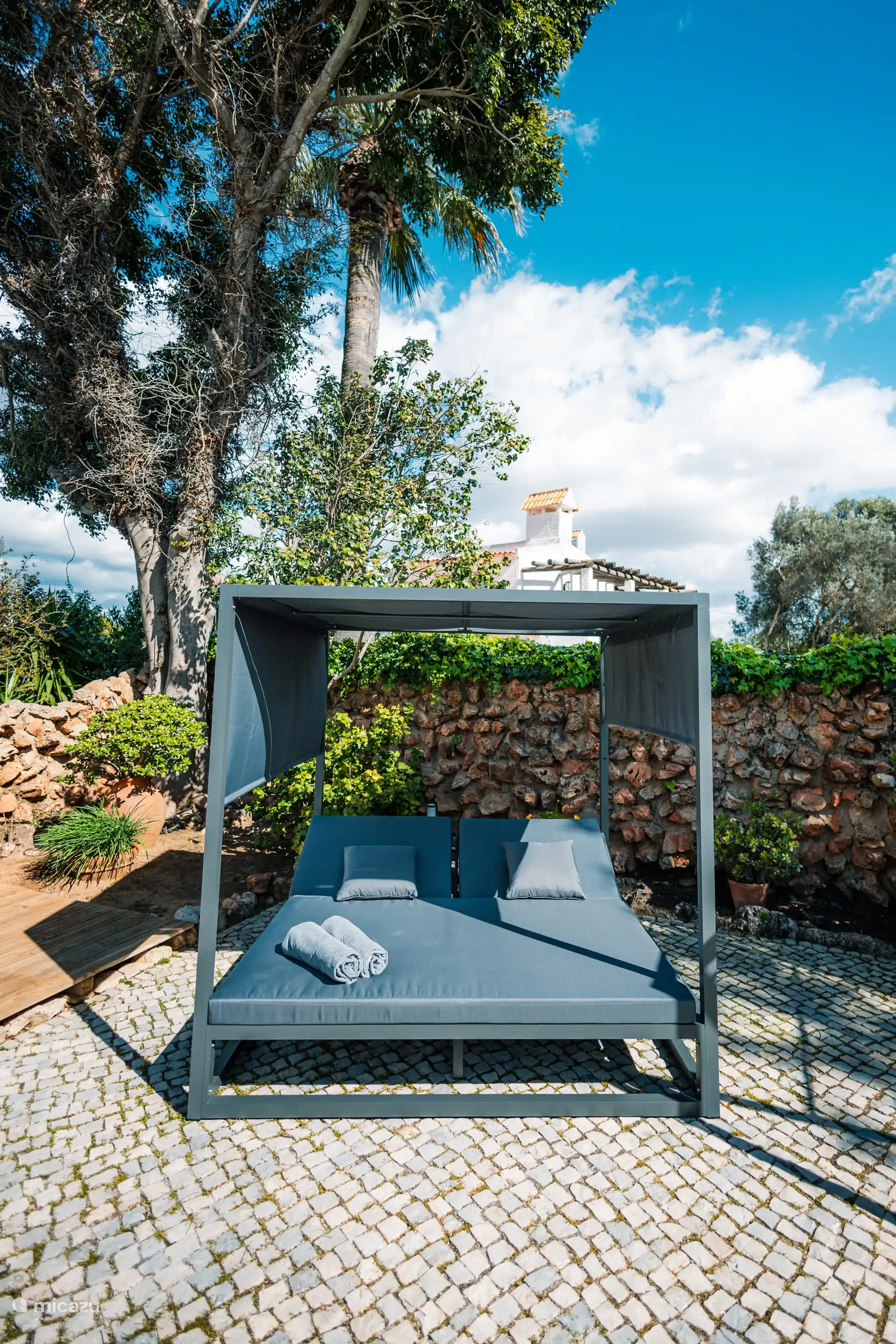 Preciosas tumbonas junto a la piscina