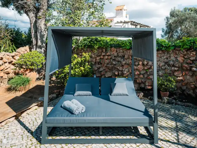 Location de Vacances Portugal, Algarve, Vale Judeu, studio - Casa do Alto 22, rez-de-chaussée app. De jolis transats au bord de la piscine