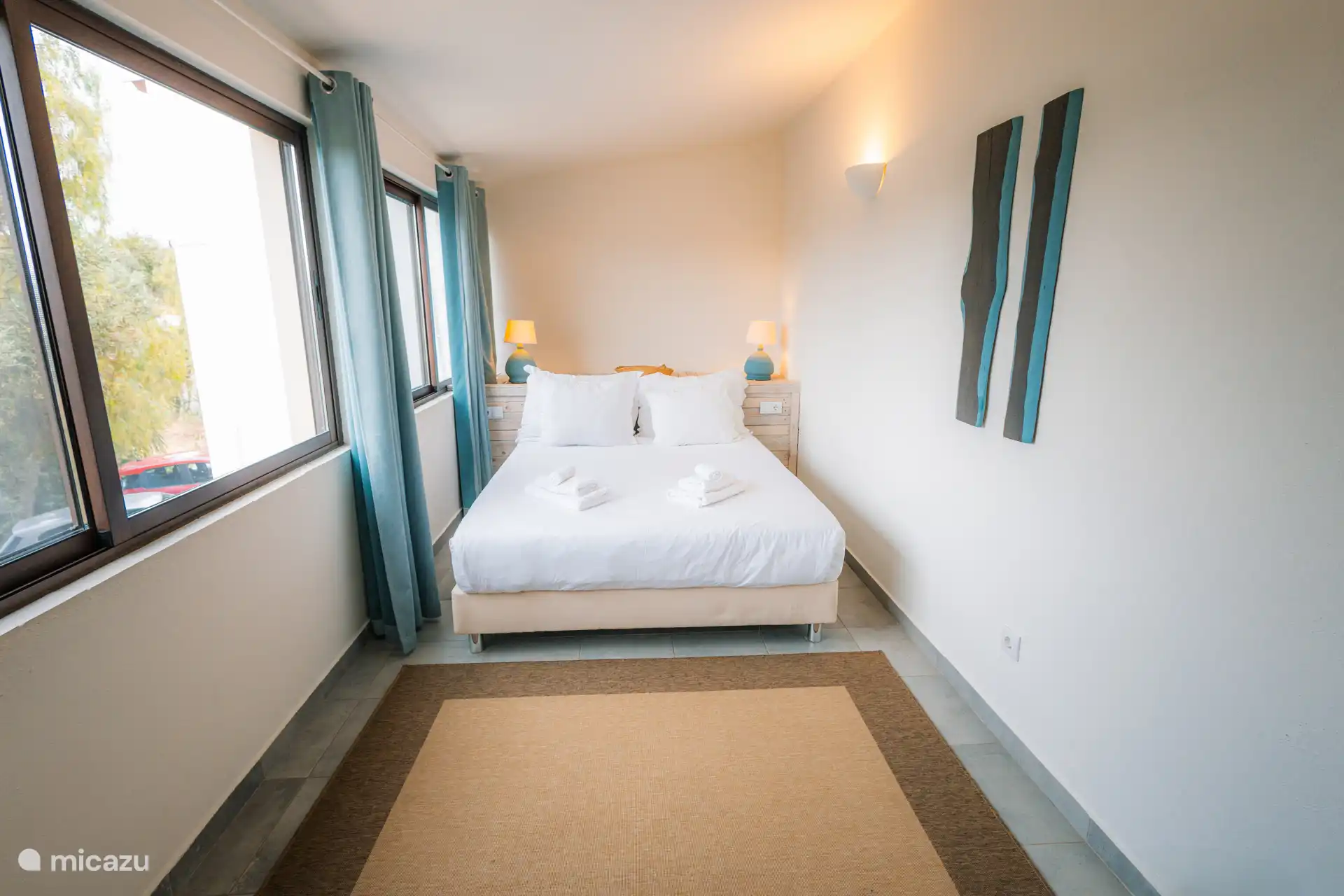 Un dormitorio estrecho pero largo con mucha luz. 