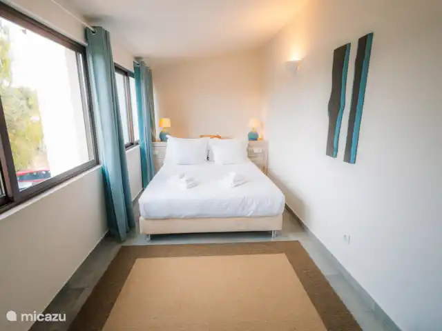 Location de Vacances Portugal, Algarve, Vale Judeu, studio - Casa do Alto 22, rez-de-chaussée app. Une chambre étroite mais longue avec beaucoup de lumière.