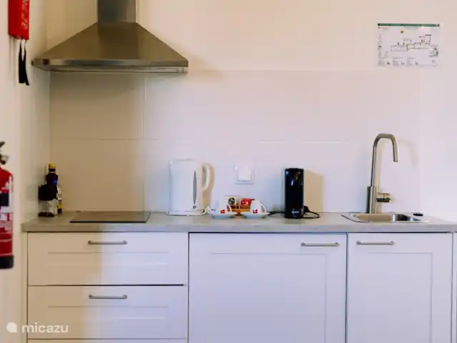 Location de Vacances Portugal, Algarve, Vale Judeu, studio - Casa do Alto 22, rez-de-chaussée app. Kitchenette avec plaque de cuisson, réfrigérateur, micro-ondes combiné, bouilloire, machine nespresso et ustensiles de cuisine.