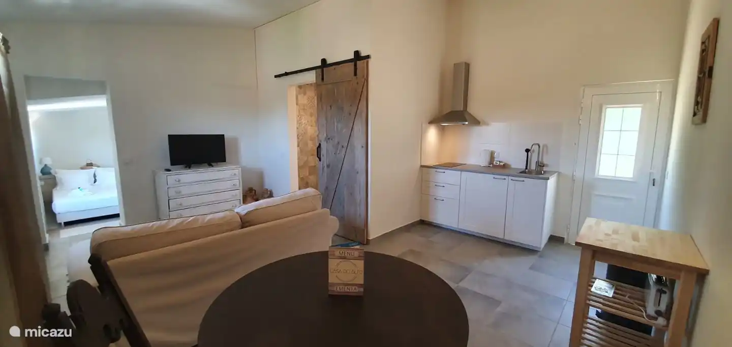 Detrás de la robusta puerta corredera se encuentra el baño.