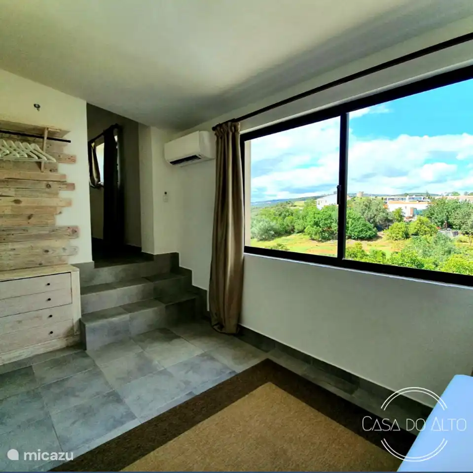 Los tres escalones del otro lado y la maravillosa vista despejada desde su cama.