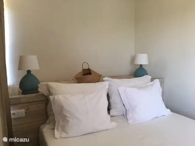 Preciosa cama, con bonitas almohadas. 