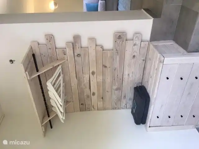 Aquí cuelgas tu ropa, la cómoda está debajo