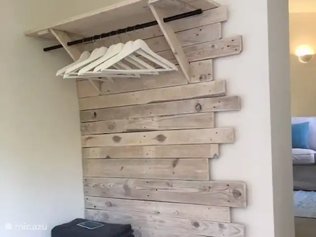 Location de Vacances Portugal, Algarve, Vale Judeu, studio - Casa do Alto 22, rez-de-chaussée app. Ici, vous accrochez vos vêtements, la commode est en dessous