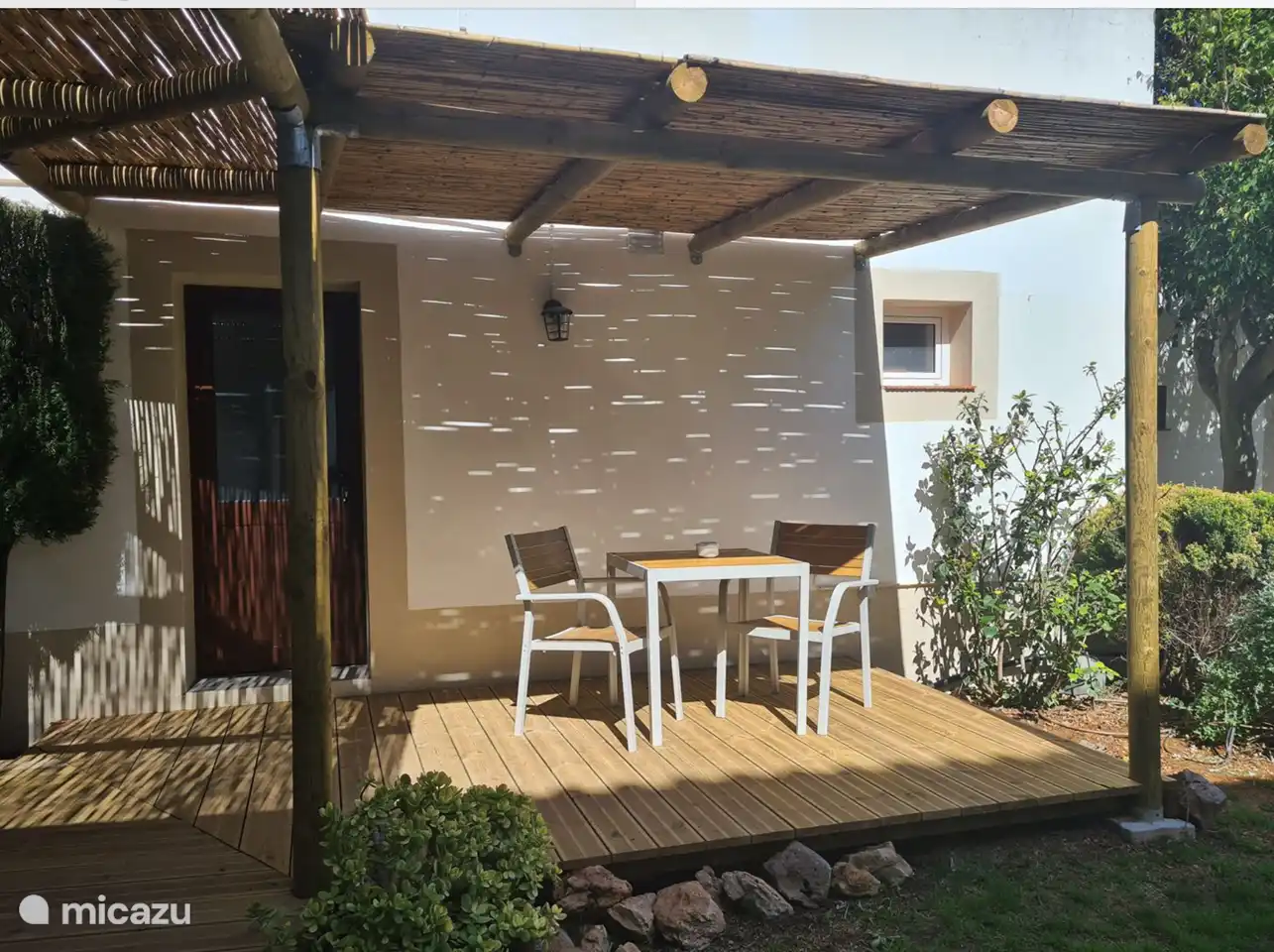 Terraza privada, que se abre al jardín comunitario