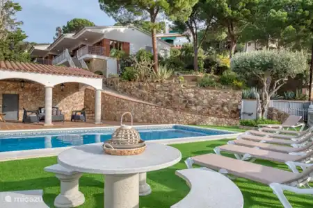 Vakantiehuis Spanje, Costa Brava, Lloret de Mar villa Villa Leonora Rondom het zwembad