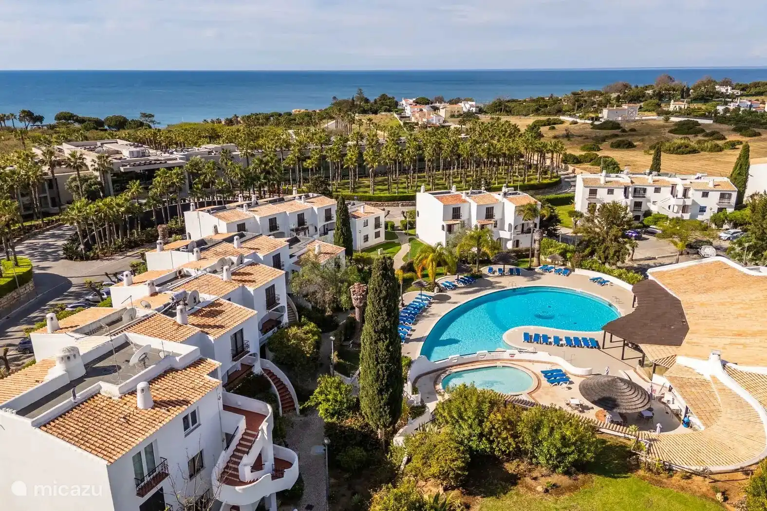 Zwembad vanuit de lucht