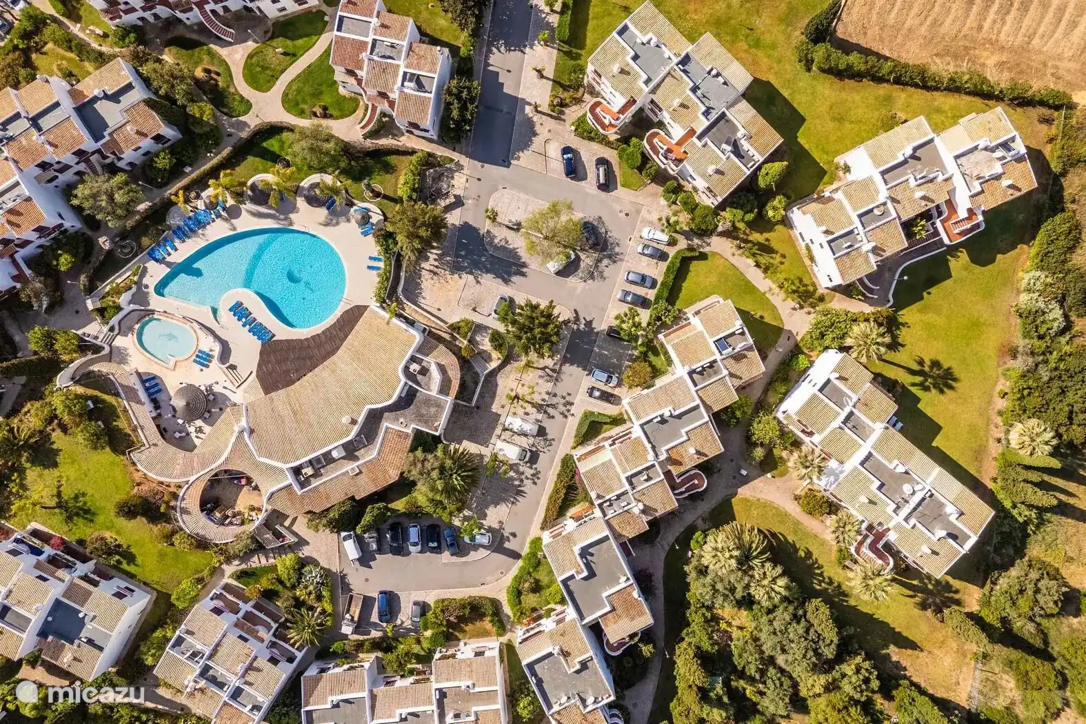 Zwembad vanuit de lucht